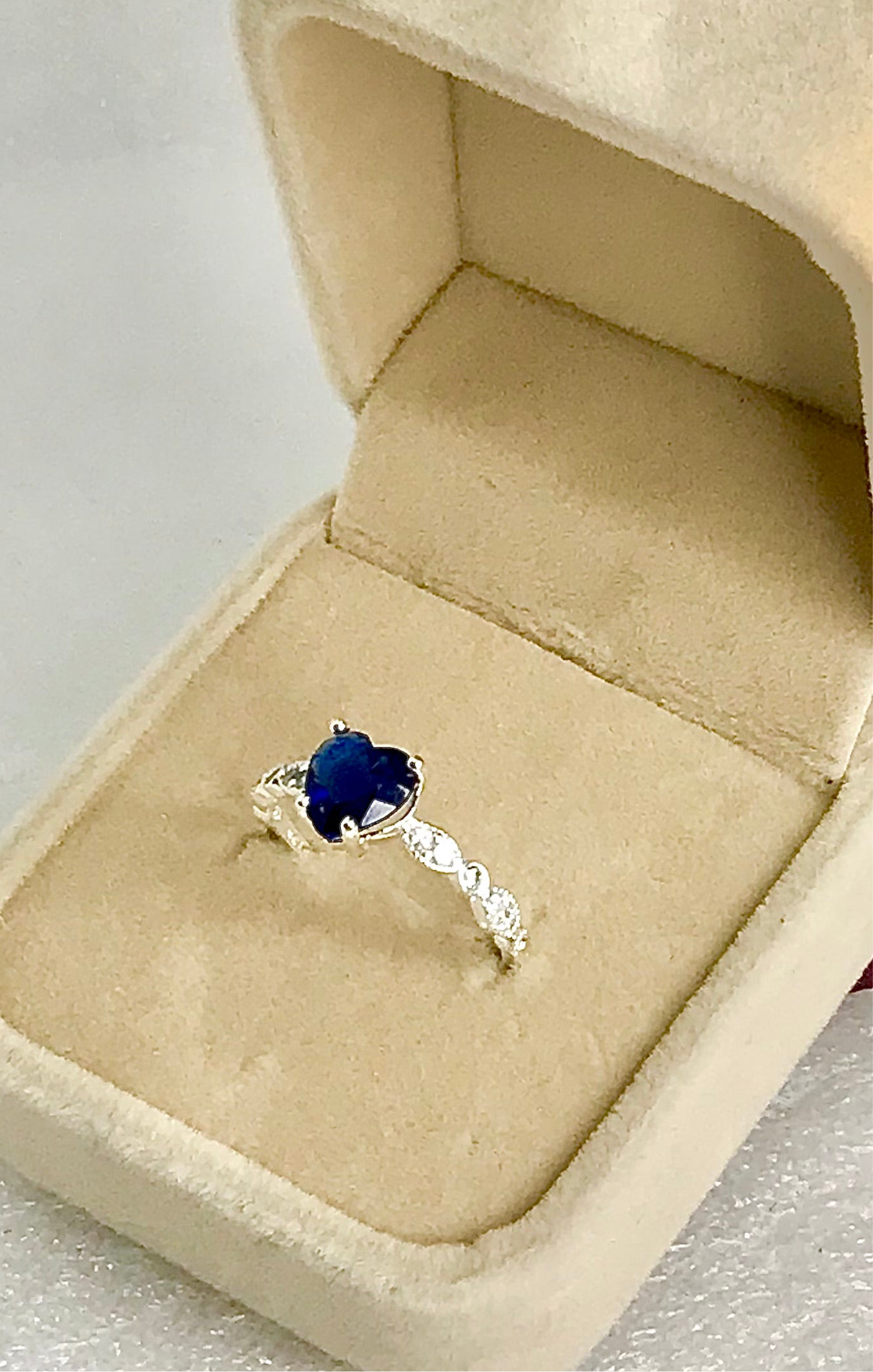 Anillo de Plata 925 con Zirconias modelo Corazón en Azul Marino