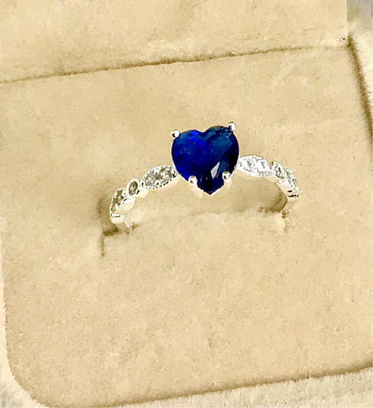Anillo de Plata 925 con Zirconias modelo Corazón en Azul Marino