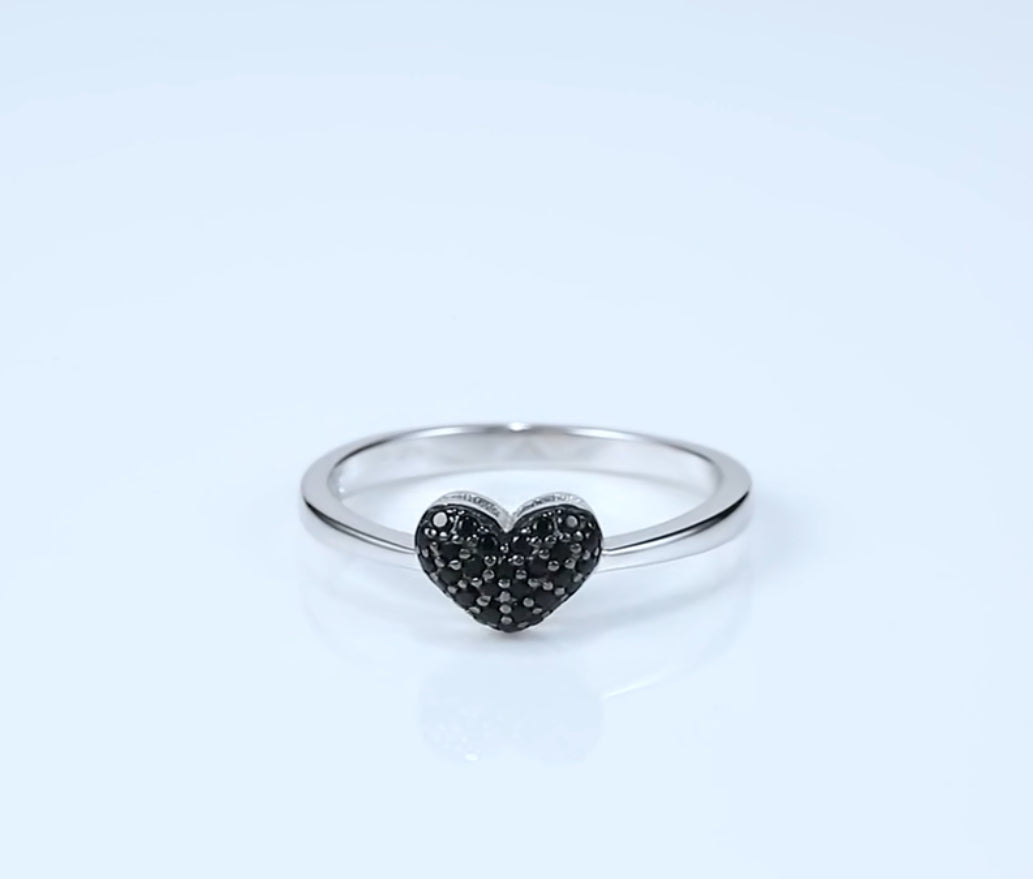 Anillo de Plata con Espinela Negra modelo Corazón