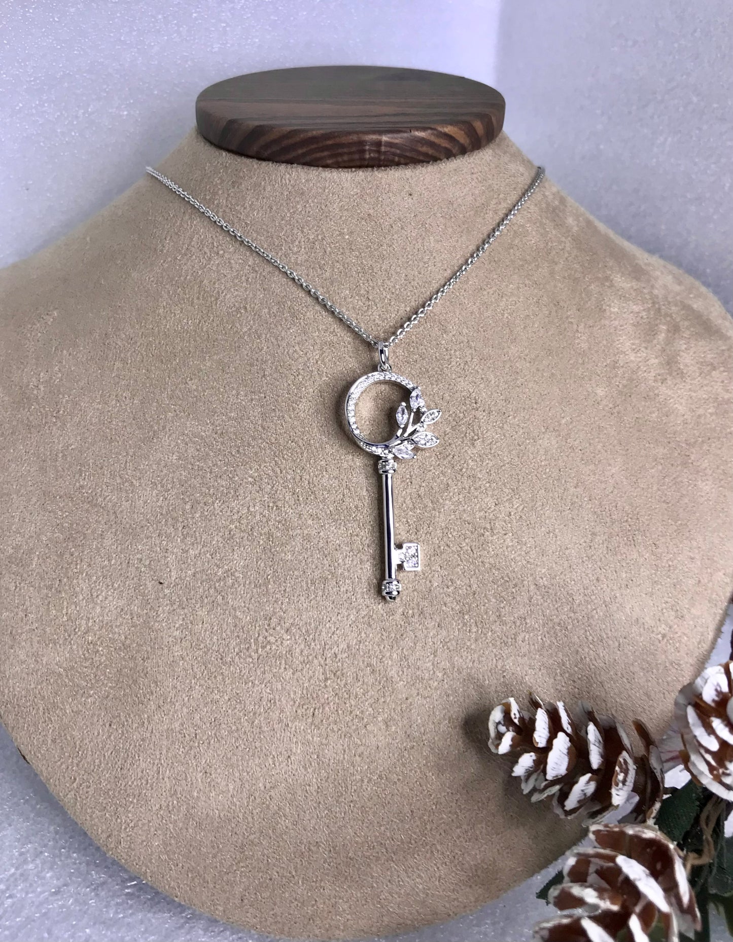 Fina Cadena con Dije modelo “Llave”