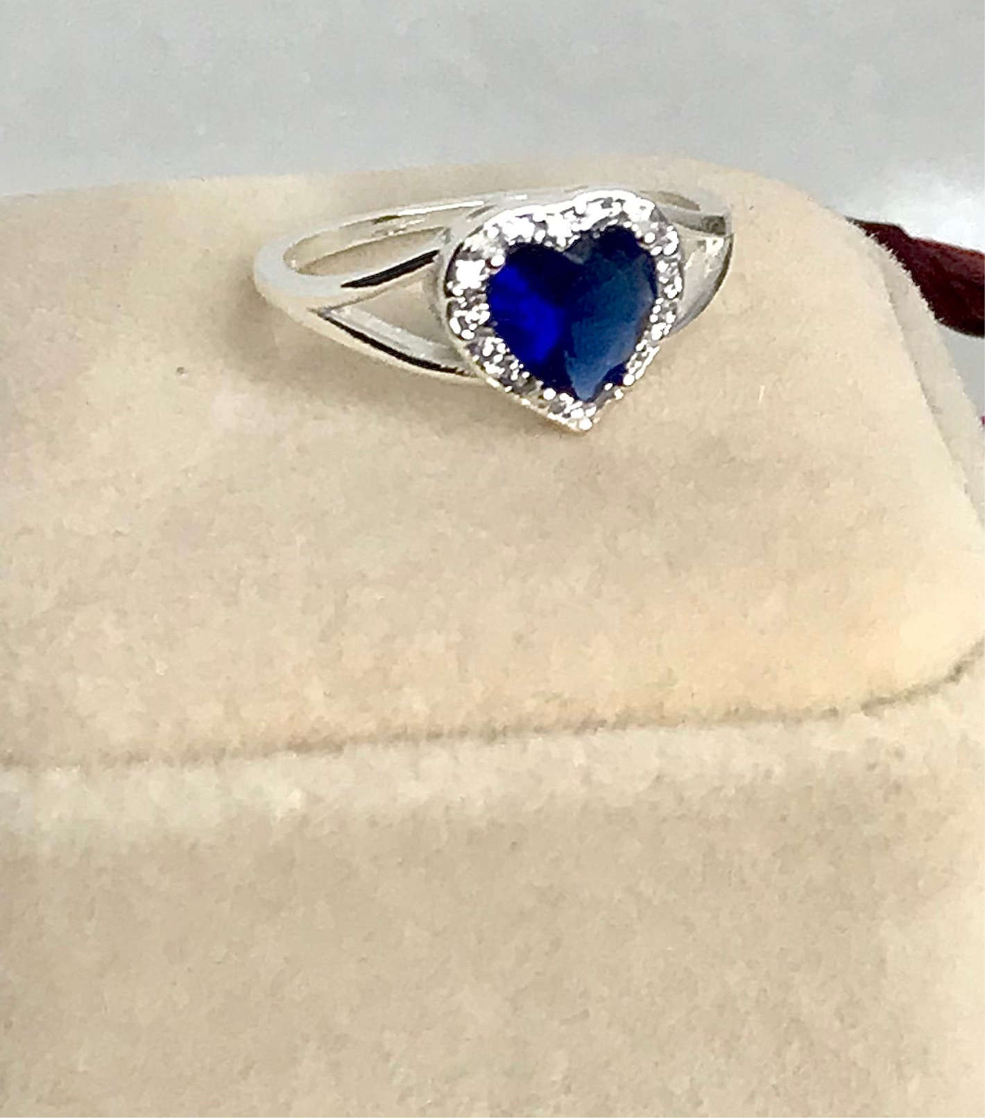 Anillo de Plata 925 con Zirconias modelo Corazón en color Azul Marino