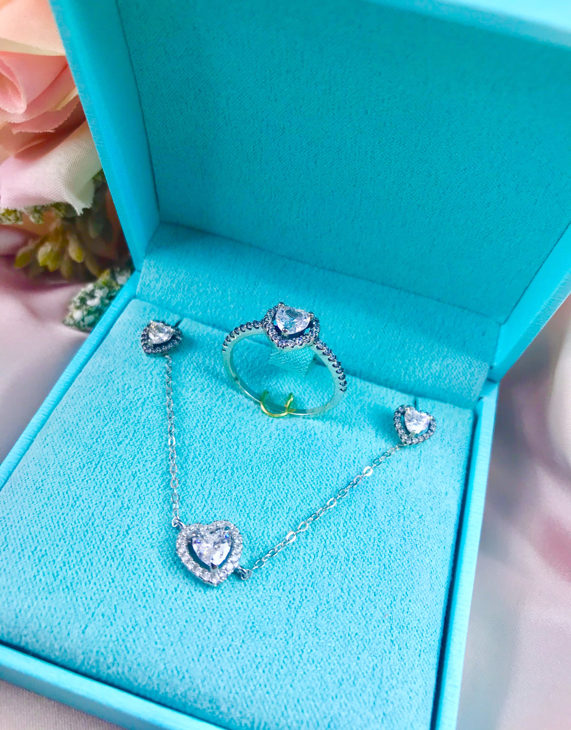Aretes de Plata 925 con Zirconias modelo Corazón